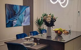 Modern Edge Apartment - Free Parking, Self Check-In, Easy Access, Fully Equipped, Near Airport & Oradea Arena